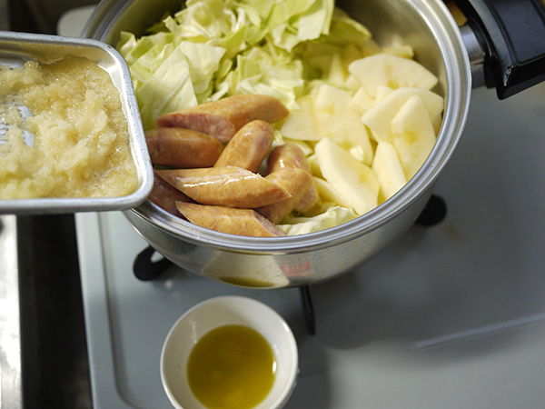 キャベツとリンゴとソーセージのスープ作り方