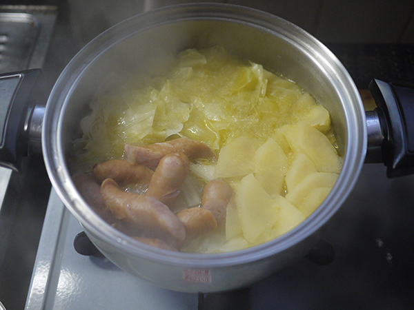 キャベツとリンゴとソーセージのスープ煮込み完了