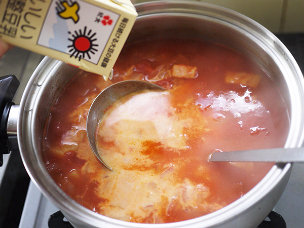 トマトとブロッコリースプラウトの豆乳スープ豆乳入れる